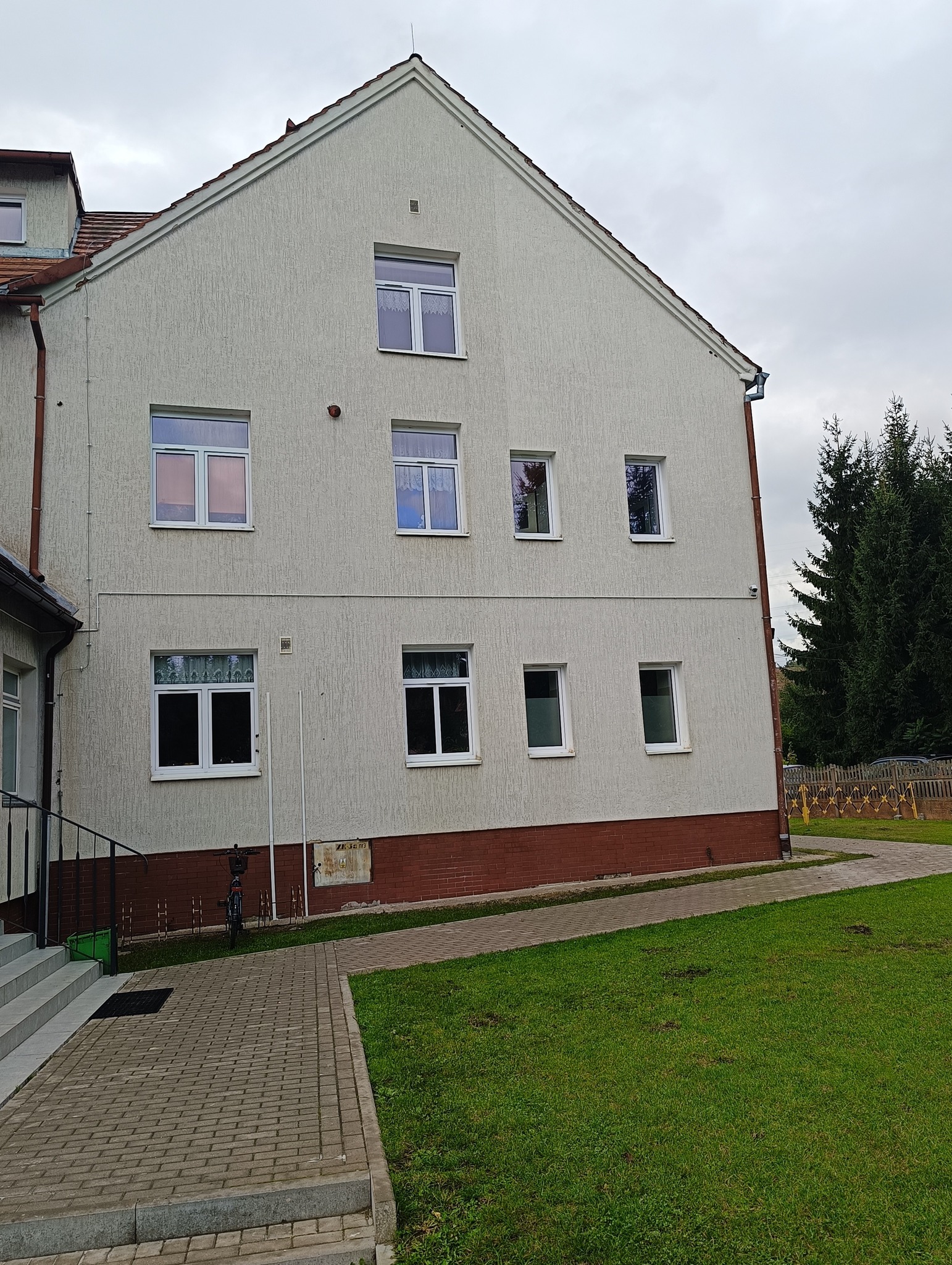 SP Sokołowiec - Czysta elewacja szkoły